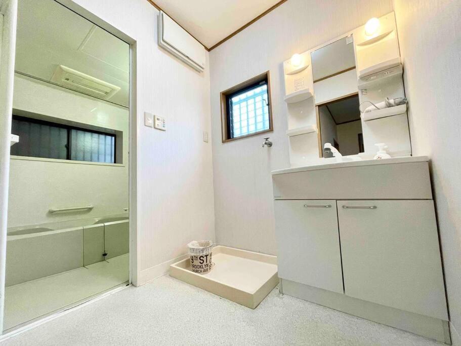 鶴橋駅徒歩2分 トイレ浴室複数あり3階建て一軒家車庫付き * Ōsaka